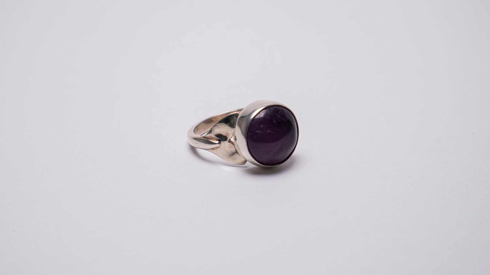 Amethyste whale tail ring